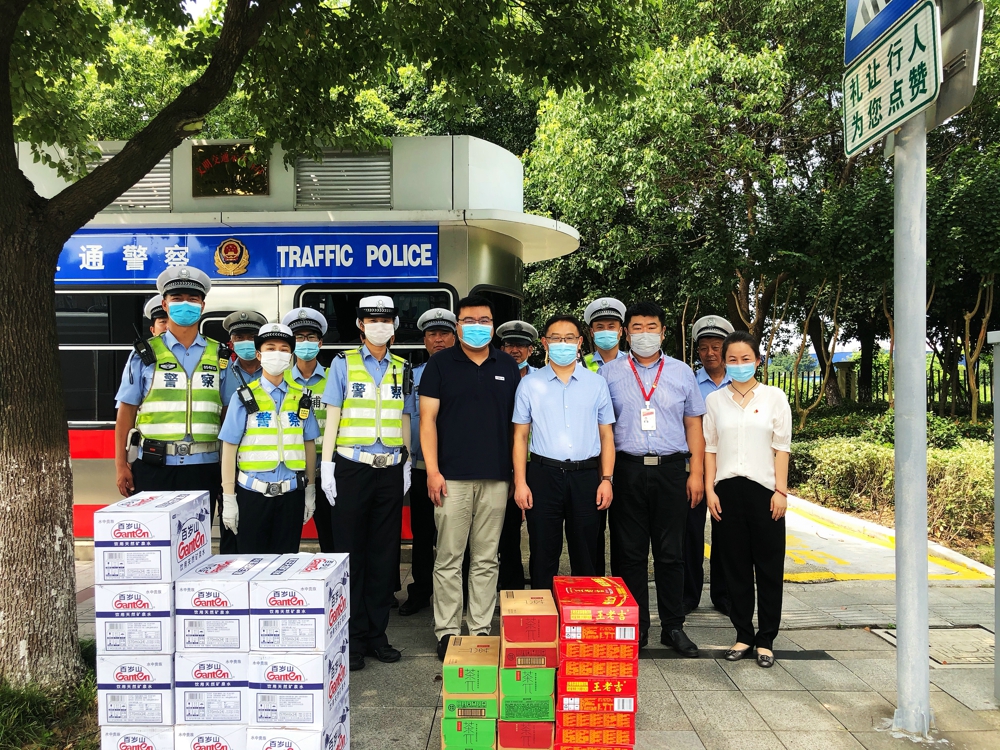 2021-8战疫情送温情  慰问社区一线交警.jpg